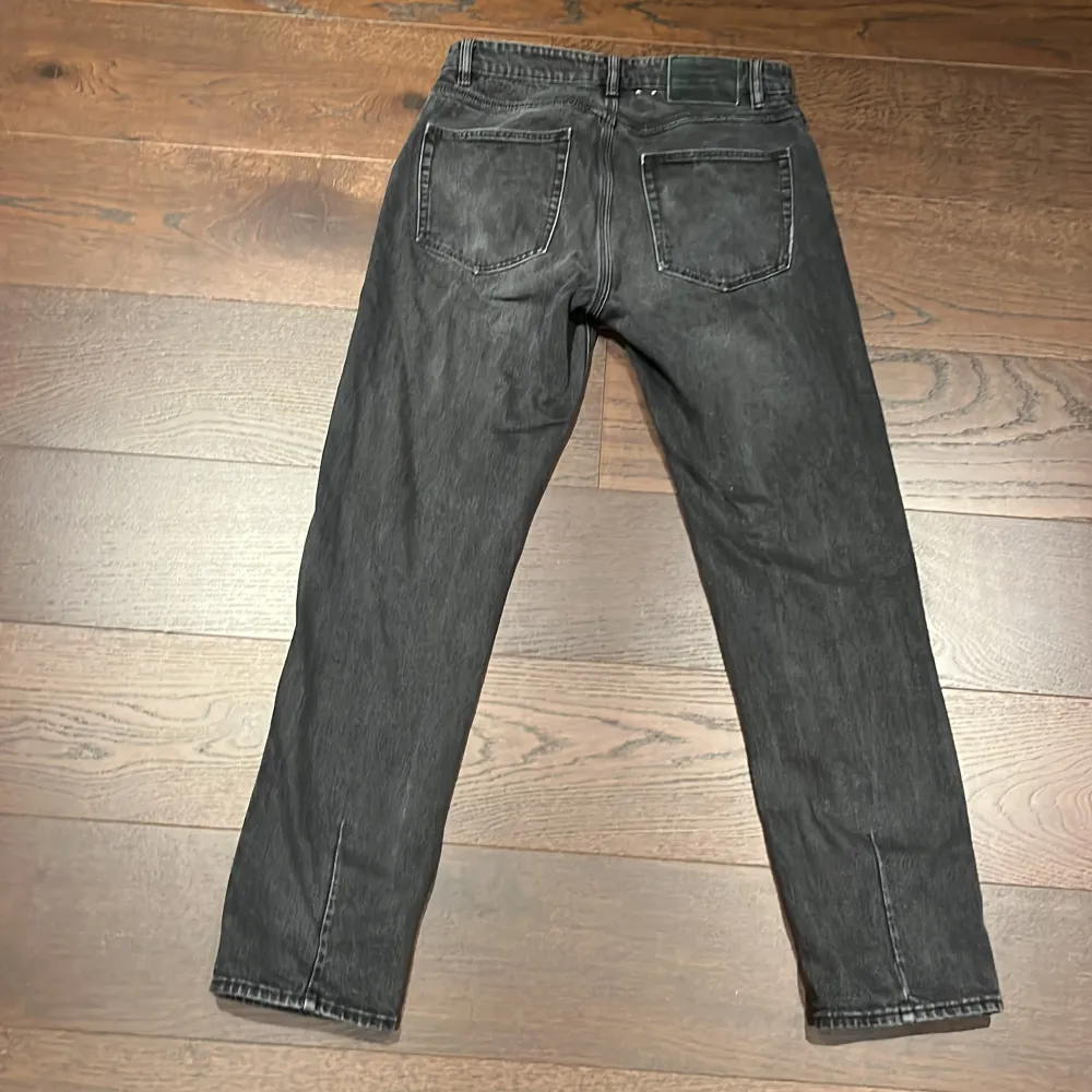 Säljer mina snygga jeans från Neuw i färgen Svart. Storleken är 31/32. Passformen är straight. Skicket är 9/10 då jag inte använt dom mycket och de har inga defekter. Jag köpte dom för 1500 kr men mitt pris är 600 kr. Hör av dig vid funderingar!. Jeans & Byxor.