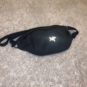 Arc'teryx bag - En mycket bekväm väska från Arc'teryx, helt ny, kostar 1100:- i butik, den är original, köpt i Stockholm