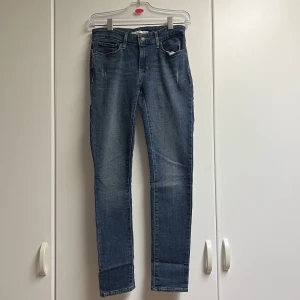 Levisjeans - Lågmidjade 711 skinnyjeans från Levis 👖Mörkblåa och har lite riven detalj vid fickorna 😇Bästa kvalitet och så snygga till stickade tröjor till höst 🍁Aldrig använda, utmärkt skick! ☺️