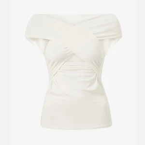 gina topp - Säljer denna slut sålda gina tricot topp då den ej kommer till använding. Helt nytt skick då ja använt bara en gång. Väldigt söt topp som passar till många outfits💗