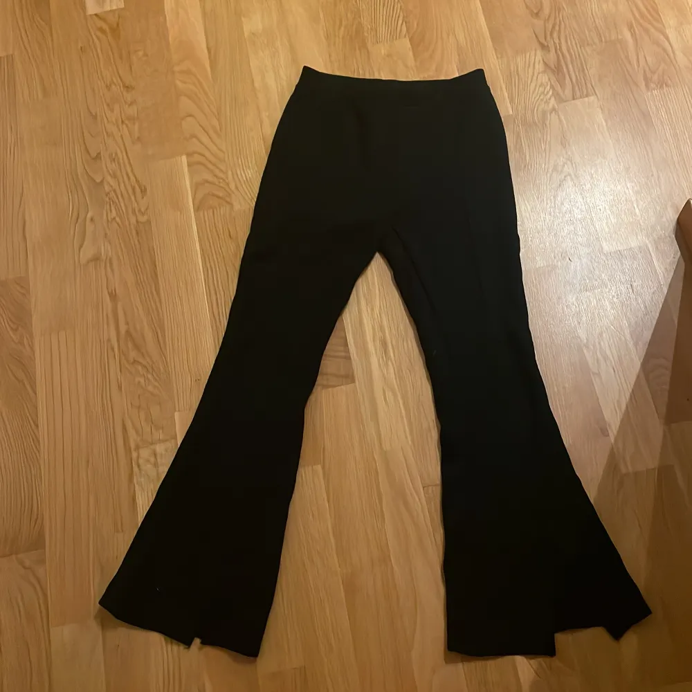 Ett par svarta utsvänga byxor som är töjbara. Jag är har inte ansvar för postens slarv, inga byten.. Jeans & Byxor.