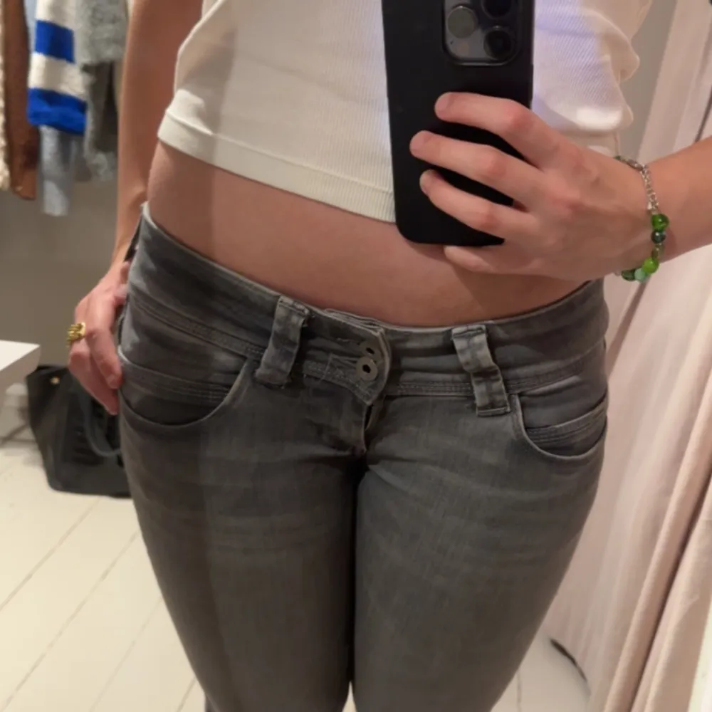 Grå low-waist raka Pepe jeans. Använda ett par gånger men inga defekter. Säljer för att de är lite för tajta på mig. Nypris: 1000 kr  Kontakta mig vid frågor! . Jeans & Byxor.