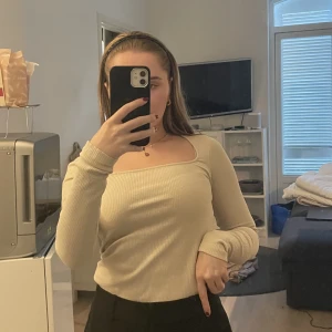 Other Stories topp - En beige långärmad topp från &other stories. så fin och passar det mesta. Storlek xs