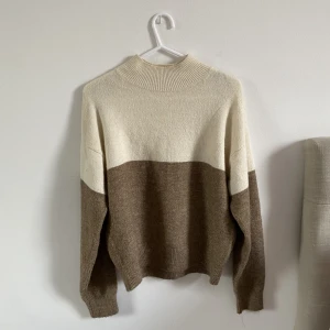 Stickad tröja  - Jättemysig stickad tröja i fina färger som passar perfekt nu till vintern!  Den är i väldigt bra skick då den knappt är använd. Köparen står för frakt!  Pris kan diskuteras💕