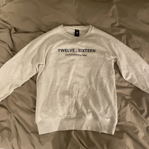 Sweatshirt Twelve.Sixteen - Grå sweatshirt från märket 12.16 i storlek Large. Använd endast en gång så tröjan är i nyskick. Regular fit. Nypris 1000:-