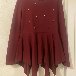 Röd sexig tröja  - Röd tröja med fina vågor i botten. Använd 1 gång. Stretchig.