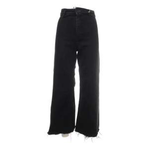 Dessa svarta jeans är från Zara. Använt fåtal gånger. Dessa är i storlek 38. Köpte de för 399 kr, säljer för 200 kr. 