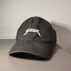Yeezus keps - Tja! Säljer denna snygga keps från Kanye west. Kepsen är i bra skick förutom lite dammig. Hoppas du vill köpa fråga om frågor om du vill.