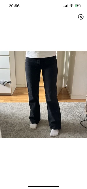 Svarta straight jeans - Svarta jeans från bikbok🫶🏼 modellen heter ”regular wide” men jag skulle inte säga att dom är så jättevida utan mer raka💕klippta så att de ska passa någon som är runt 160! Skulle säga att dom är midwaist men mer åt det högmidjade hållet, de nuddar min navel