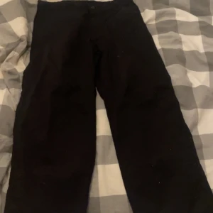 Kostymbyxor svarta - Säljs pga att dom är för små för mig. Dom är dock i nyskick, jag är ca 170 och dom är lite korta på mig men annars jättefint skick