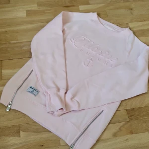 Söt rosa sweatshirts - Använt några gånger, är i fint skick. Storlek XS men passar även för S
