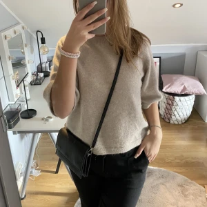 Väska  - Söt väska med många fack. Säljer för att jag oftast har med mig mer än vad som får plats❤️