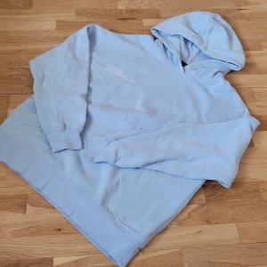 Blåa hoodies - I bra skick storlek L men den har krympt så känns mer som S-M