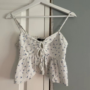 Linne - Jätte fint linne med blåa blommor och små vita detaljer. Köpt på bok bok och säljs inte längre. I mycket bra skick. Skriva till mig med frågor och funderingar💗