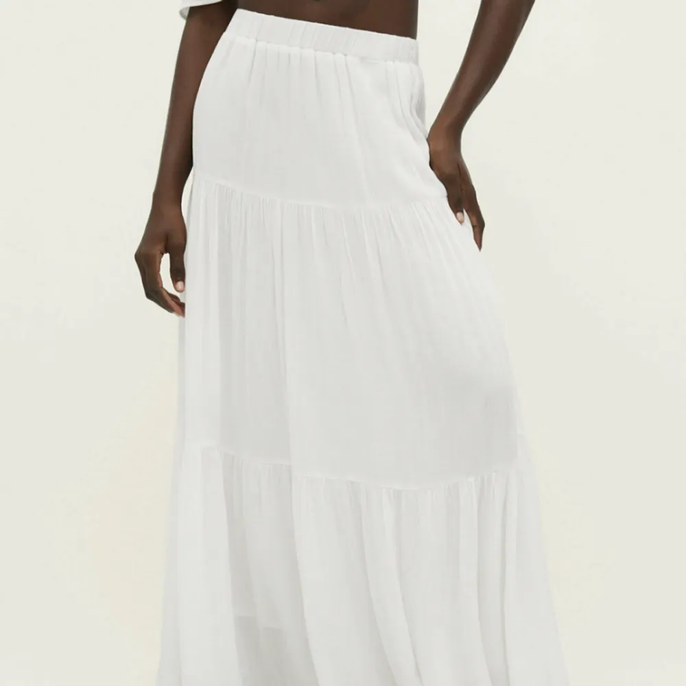 Lång vit kjol från Zalando ordinarie pris 300 säljer 150. Kjolar.