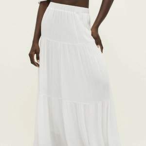 Lång vit kjol från Zalando ordinarie pris 300 säljer 150