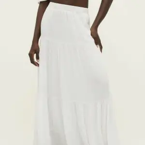 Lång vit kjol från Zalando ordinarie pris 300 säljer 150