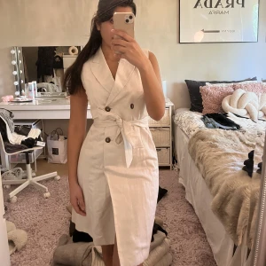 Kavajklänning - En vitbeige blazerklänning köpt från H&M. I storlek XS, passar även S. Använd 1-2 ggr, fortfarande som ny.