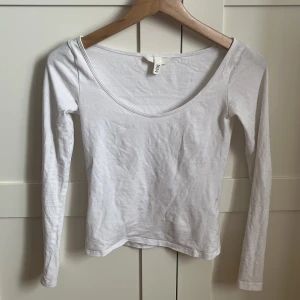 Långärmad  - Vit långärmad tröja från HM. Har ett litet hål därframme.