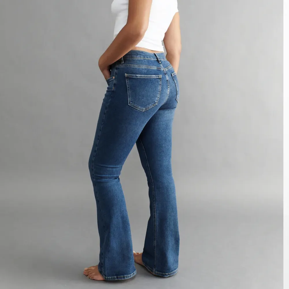 Säljer mina mörkblåa low waist bootcut jeans, slutsålda på hemsidan. Använda 1 gång. Skriv för flera bilder. . Jeans & Byxor.