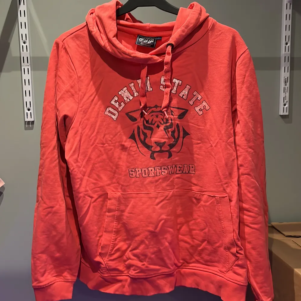 Säljer denna höstiga hoddie från Ullared, storlek L men mer som en M. Tyvärr lite urtvättad.  150kr inklusive frakt 💕  . Hoodies.