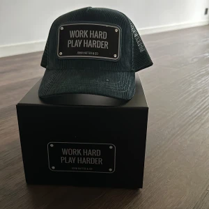 WORK HARD CORDUROY - CAP - 9,5/10 skick. Ny pris 1195kr. Får med boxen. Köpt från Johnhatters egna sida. Du står för frakten. 