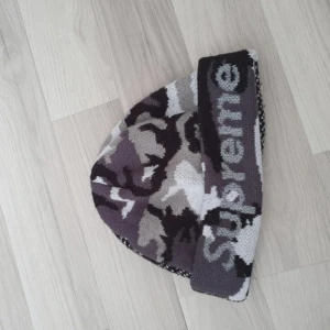 Supreme mössa - Supreme x new era split beanie 