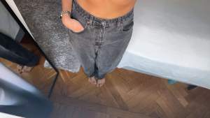 Baggy jeans från H&M. Använda 2 ggr då de är lite stora för mig.
