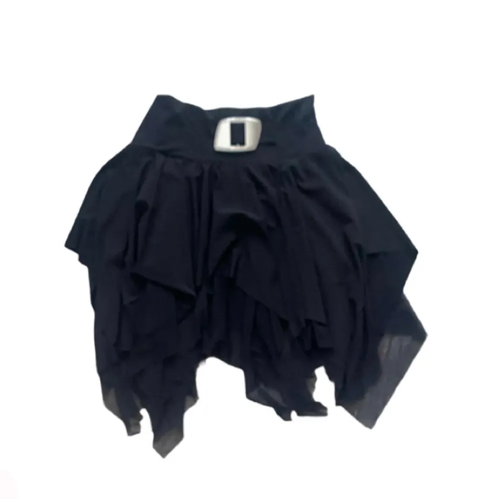 Vintage svart kjol med räfflor! Super bra kvalité, nytt skick, aldrig använd,  köpt secondhand dessutom stretchig! Skriv vid funderingar!🌟🌟. Kjolar.