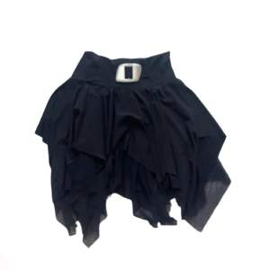 Vintage svart kjol med räfflor! Super bra kvalité, nytt skick, aldrig använd,  köpt secondhand dessutom stretchig! Skriv vid funderingar!🌟🌟