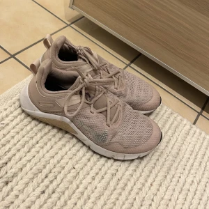 Nike skor  - Ett par puderrosa nikeskor som är använda som inneskor  De är använda men inte slitna  Strl 39  Har en sula som gör att de går att använda som inneskor och gym-skor 