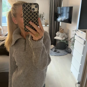 Mysig Stickad Tröja - Säljer denna helt oanvända supersköna stickade tröjan ifrån .Object☺️ Pris kan duskuteras!💞