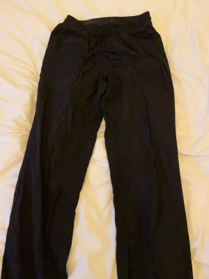 Svarta linnebyxor - Jag säljer de pågrund av att jag inte har använt dom. 