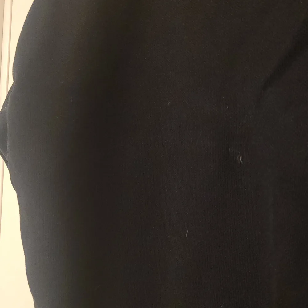 Finstickad svart tröja från märket Mayla. Har använts ett fåtal gånger, se helt nytt ut. Lite stor i storleken.. Tröjor & Koftor.