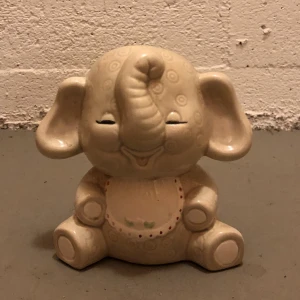Liten gullig vas/kruka - Elefant kruka/vas/skål Lite smutsig insida men går nog att diska