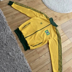 Adidas Brasilien tracktop - Sällsynt Adidas Brasilien tracktop i storlek S. Superfint skick, knappast använd 
