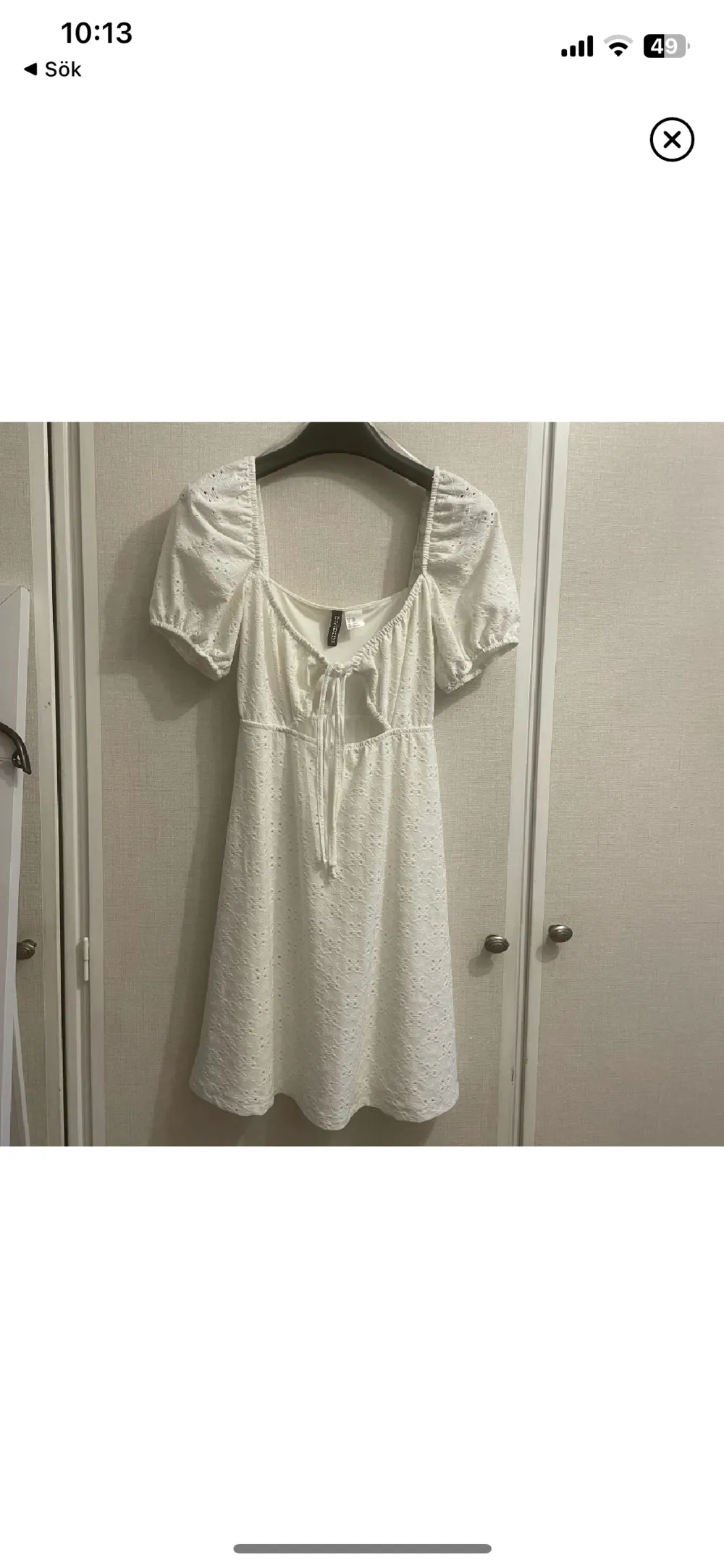 Säljer min vita klänning som enbart är testad pga jag köpt en ny💓Passar mig som är XS/S. Är perfekt till studenten eller skolavslutningen💓GRATIS frakt!!!. Klänningar.