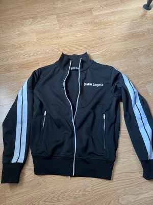 Palm angels  - Säljer min Palm angels tröja då den är för liten. Knappt använd. Köpt från farfetch  Storlek:S