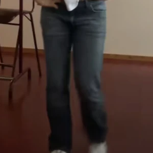 Lee jeans  - Säljer dessa lågmidjade jeans från lee som är köpta second hand. Har tyvärr inte någon bättre bild just nu men kan lösa det. Jeansen har ett hål men det syns inte när man har på sig dom💗 Oklar storlek 