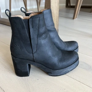 Urban Project Boots  - Svarta boots med klack från Urban Project. Lite plattform så klacken blir inte så hög vilket gör dem bekväma att gå i. Äkta läder och använda ett fåtal gånger. 