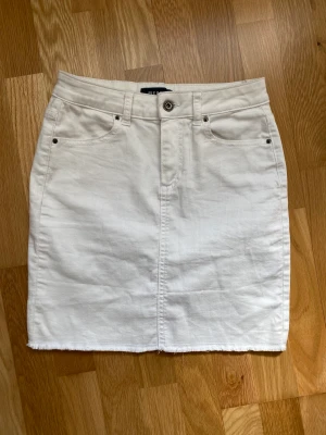 Vit jeanskjol - Vit jeanskjol från Pieces i väldigt fint skick. Bara använd ett par gånger. Storlek Small