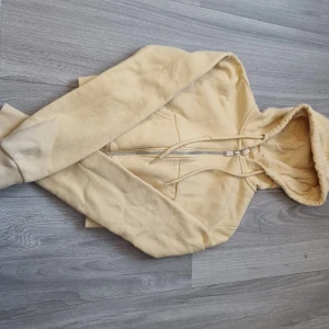 Magtröja med Luva - En gul tajt magtröja med luva. Endast testad en gång, sitter ganska tajt. 