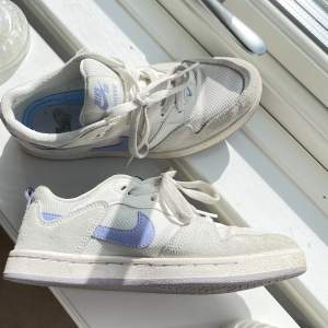 Säljer dessa Nike skorna med blå/lila detaljer💜💙 då dess inte är min stil längre😊