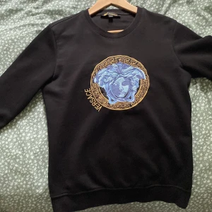 Versace tröja - Tjena tjena. Nu säljer jag min Versace tröja, väldigt sällsynt modell. Den e som ny inga hål eller andra defekter. Storlek S men passar även som M. Köpte tröja för 3,750