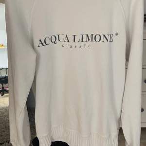 Skön vintage Acqua Limone tröja, dessa är snordyra nya och är lite halvjobbiga att hitta. Säljer för att jag växt ur den lite:)) Inga defekter eller liknande. Hör av er med frågor :)