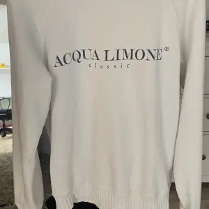 Skön vintage Acqua Limone tröja, dessa är snordyra nya och är lite halvjobbiga att hitta. Säljer för att jag växt ur den lite:)) Inga defekter eller liknande. Hör av er med frågor :)