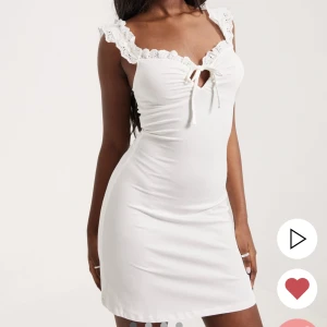 Studentklänning Nelly storlek S - Supersöt studentklänning från Nelly i storlek S, aldrig använd och prislappen kvar!🥰