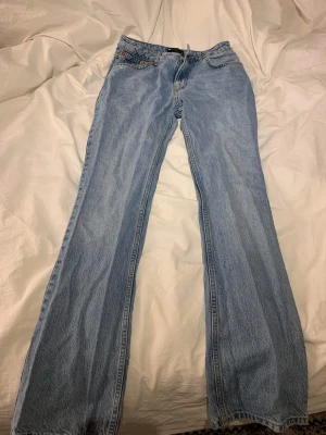 Blåa jeans!! - Strl 38 💞 Ganska stretchigt material Köpa från ASOS!! Bootcut, midwaist!💞