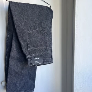Weekday byxor - Weekday byxor som aldrig kommit till användning. Lapp är kvar på byxorna är helt nya. Storlek 26/32. Kom privat vid frågor❤️
