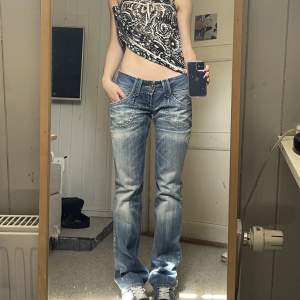 jätte snygga jeans från pepe jeans men tyvärr för stora för mig :( 44cm över midjan & 85cm i innerbenslängd!